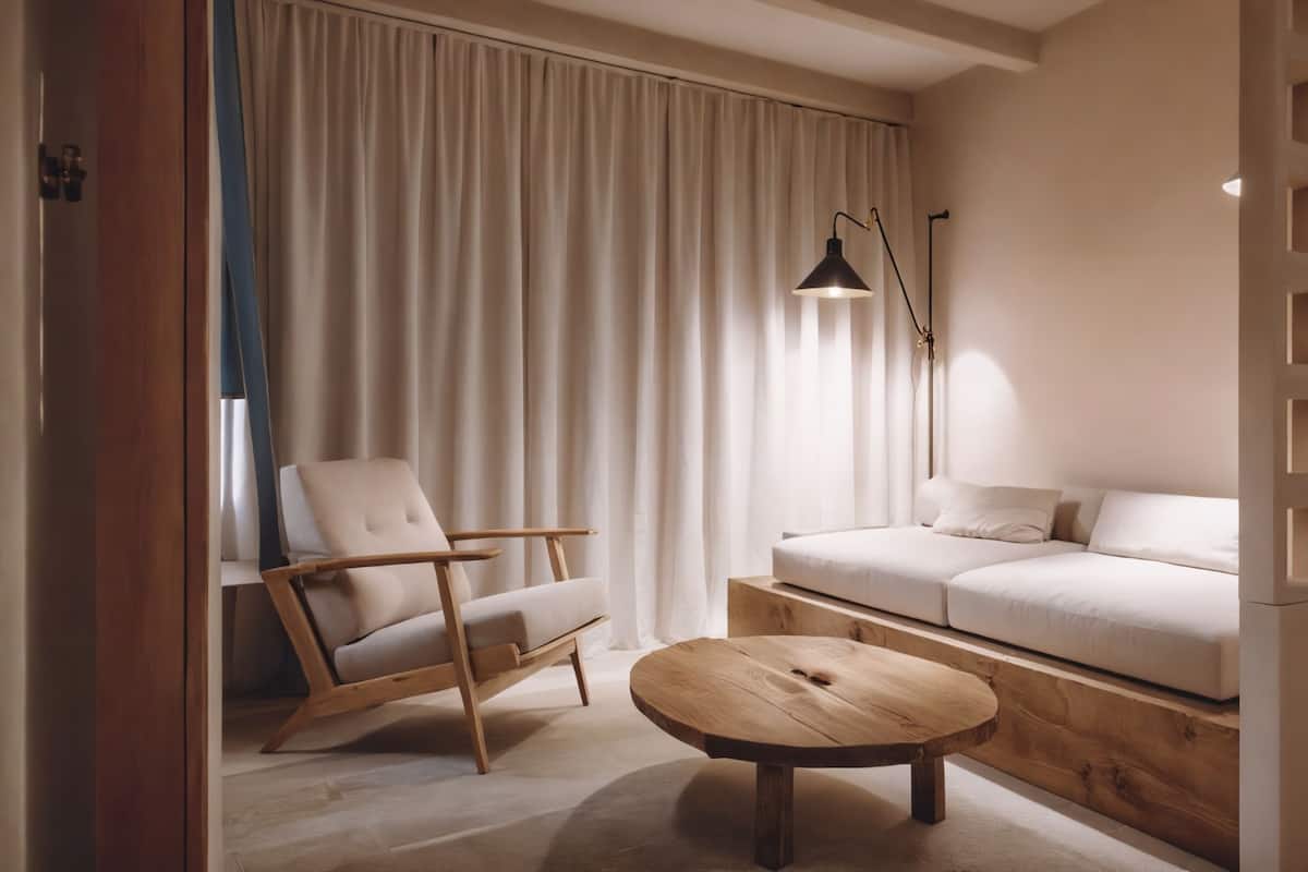 Uma sala de estar moderna com uma mesa de centro de madeira, um sofá bege e uma poltrona de madeira.