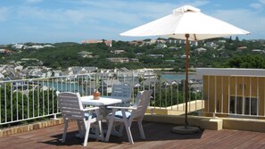 Outdoor dining - The Lookout Guest House (Port Alfred)
