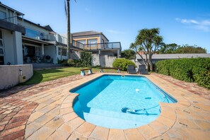 2 piscine all'aperto, ombrelloni da piscina, lettini