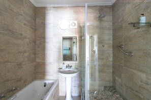 Deluxe Suite 2 | Bagno | Set di cortesia gratuito, asciugacapelli, asciugamani, sapone