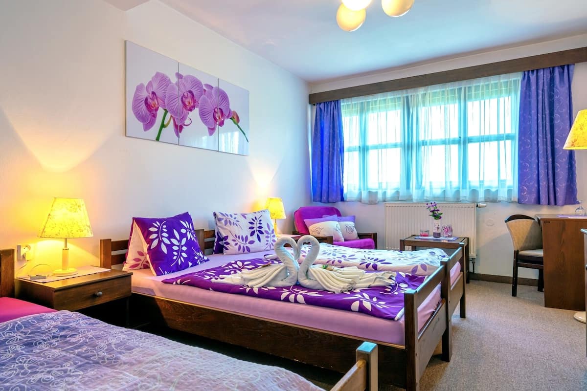 Habitación triple | Escritorio, cortinas blackout, wifi gratis y ropa de cama