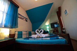 Quarto casal | Escrivaninha, cortinas blackout, Wi-Fi de cortesia, roupa de cama