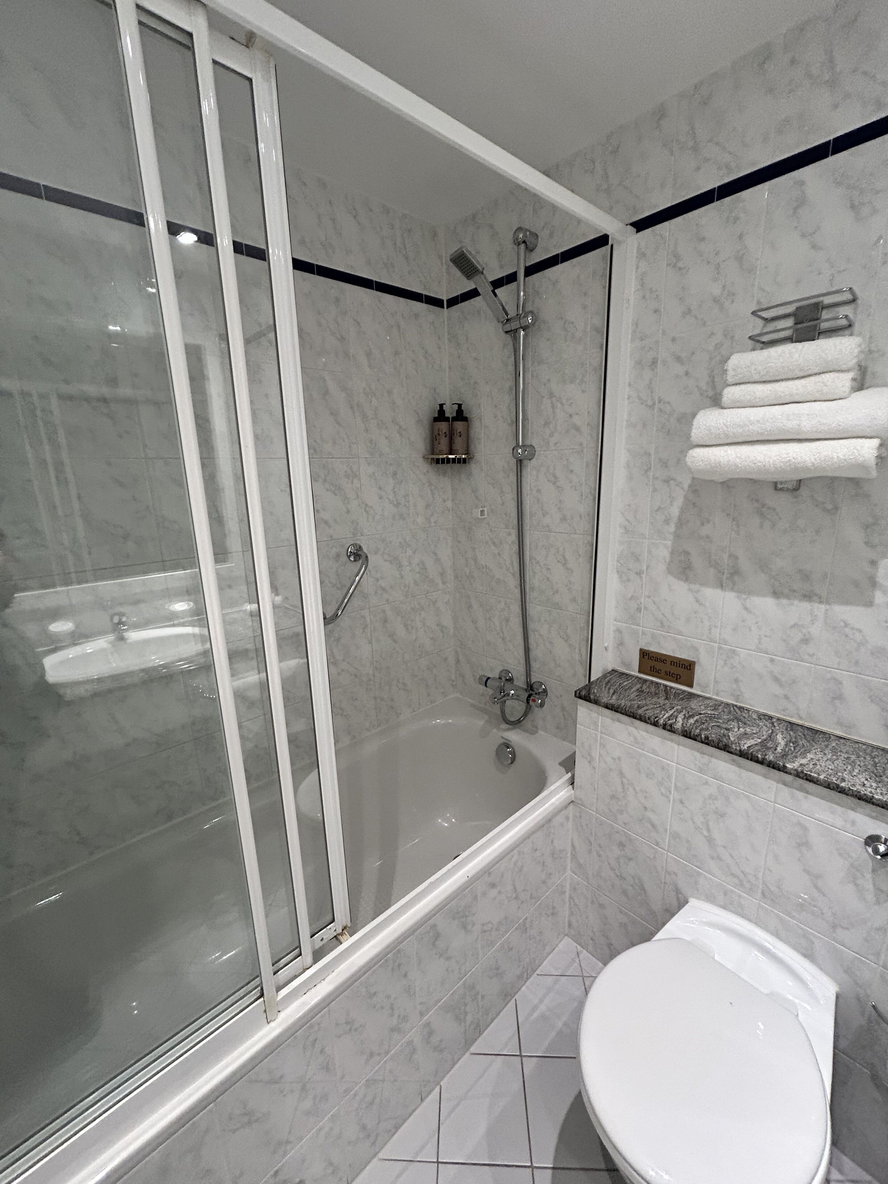 separate bathtub and shower, jetted bath, free toiletries, hair dryer
