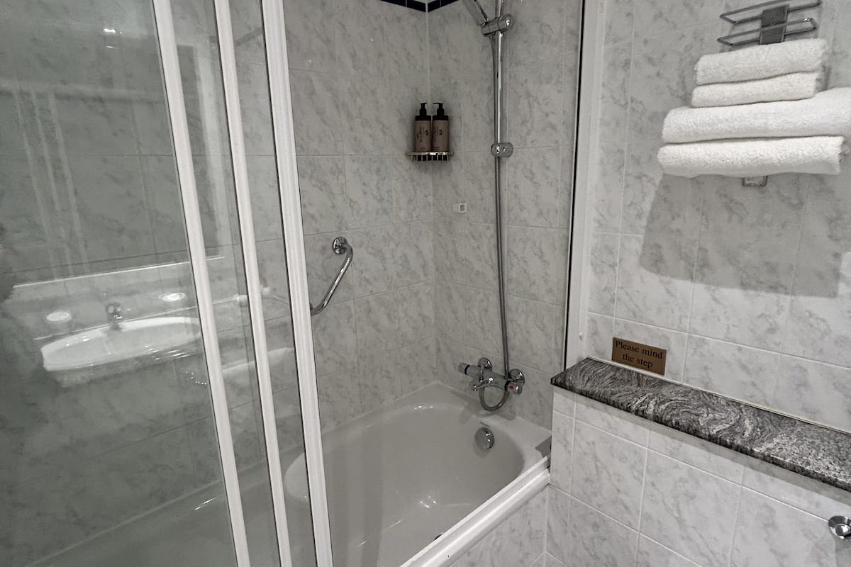 separate bathtub and shower, jetted bath, free toiletries, hair dryer