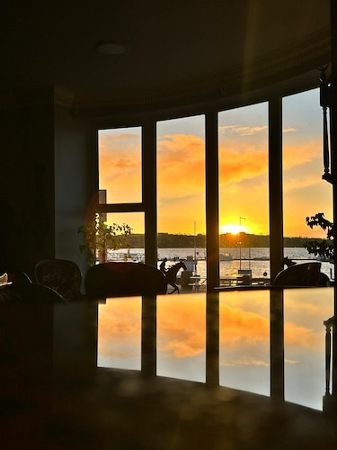 Lakeside Manor Hotel