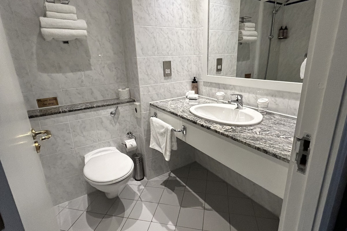 separate bathtub and shower, jetted bath, free toiletries, hair dryer