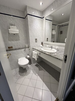 独立的浴缸和淋浴、按摩浴缸、免费洗浴用品、吹风机