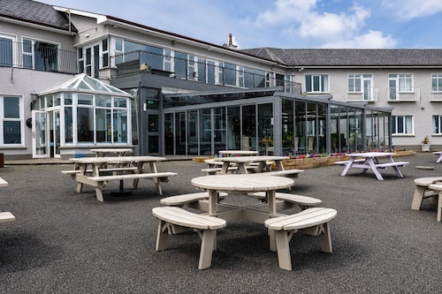Lakeside Manor Hotel