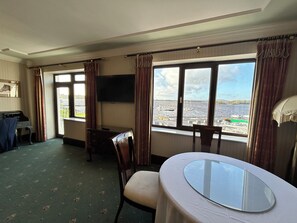 Suite – deluxe | Oppholdsområde | En 32-tommers Flatskjerm-TV med kabel-kanaler samt TV