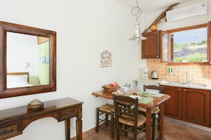 Studio, Garden View | In-room dining