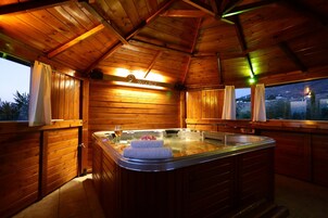 Bañera de hidromasaje cubierta