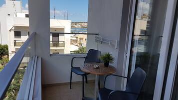 Standard Studio, 2 Twin Beds, Non Smoking, Kitchenette | Balcony view
