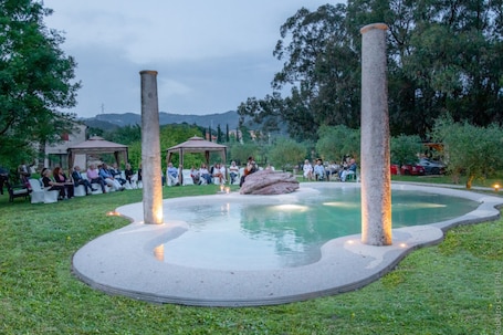 Una piscina al aire libre de temporada, sombrillas. Resort La Ghiaia