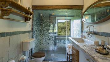 Suite Junior | Kamar mandi | Perlengkapan mandi gratis, pengering rambut, sandal, dan kloset