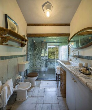 Junior Suite | Bathroom | Free toiletries, hair dryer, slippers, bidet - Resort La Ghiaia (Sarzana)