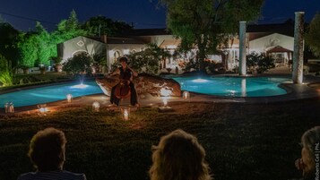 Una piscina al aire libre de temporada, sombrillas