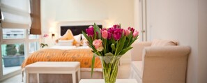 Phòng đôi tiện nghi đơn giản | Bộ đồ giường cao cấp, nệm có lớp đệm bông, két bảo mật tại phòng 