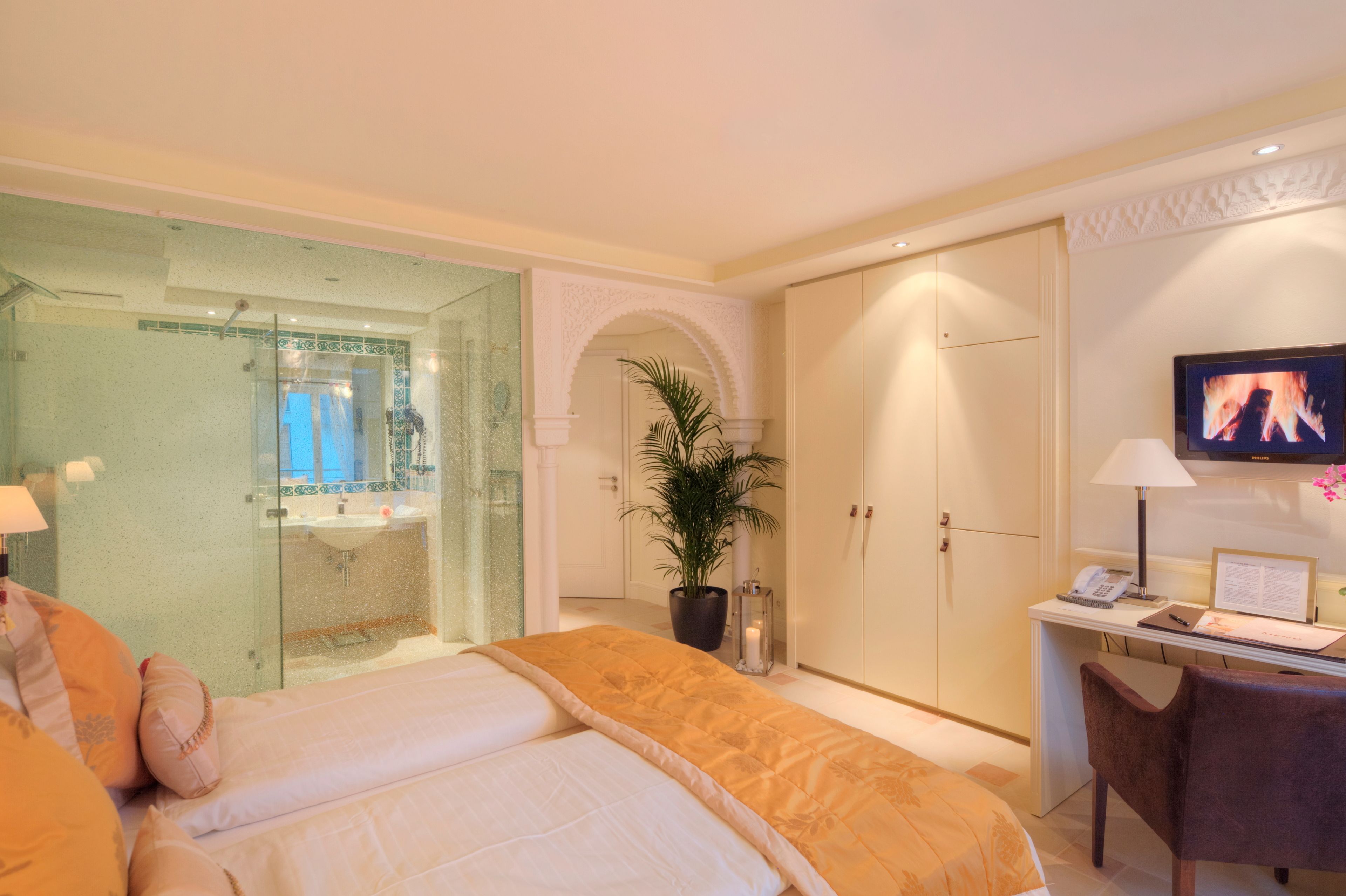 premium bedding, pillow-top beds, in-room safe, desk