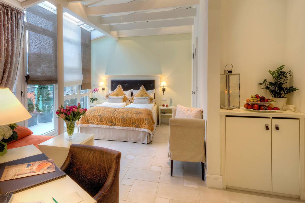 comfort double room | living area | flat-screen tv, heated floors