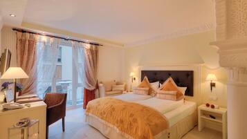 Une chambre d’hôtel avec un grand lit, un bureau avec une lampe, une chaise et une vue sur l’extérieur.