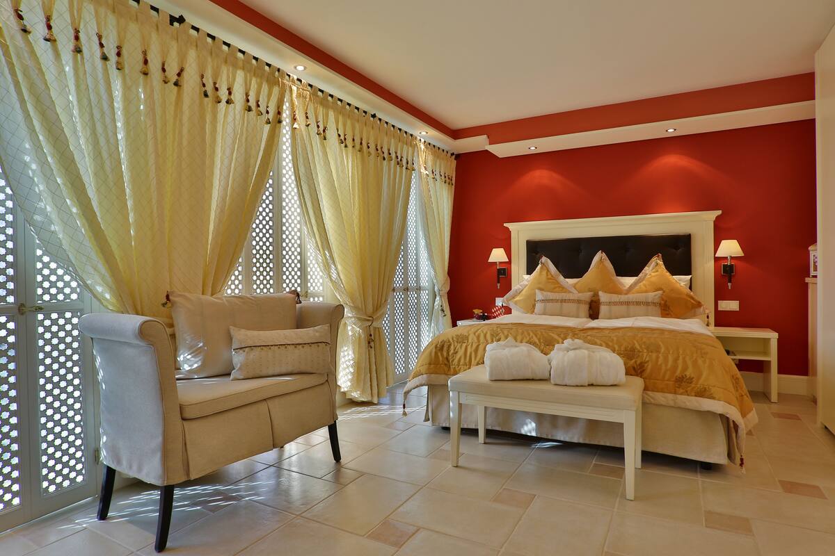 single room | premium bedding, pillow-top beds, in-room safe, desk