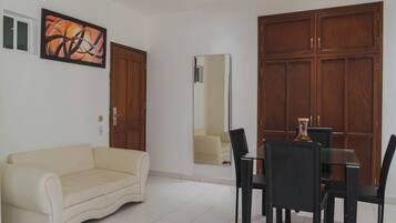 Habitación Junior Suite | Área de sala de estar | Televisión de 42 pulgadas con canales por cable