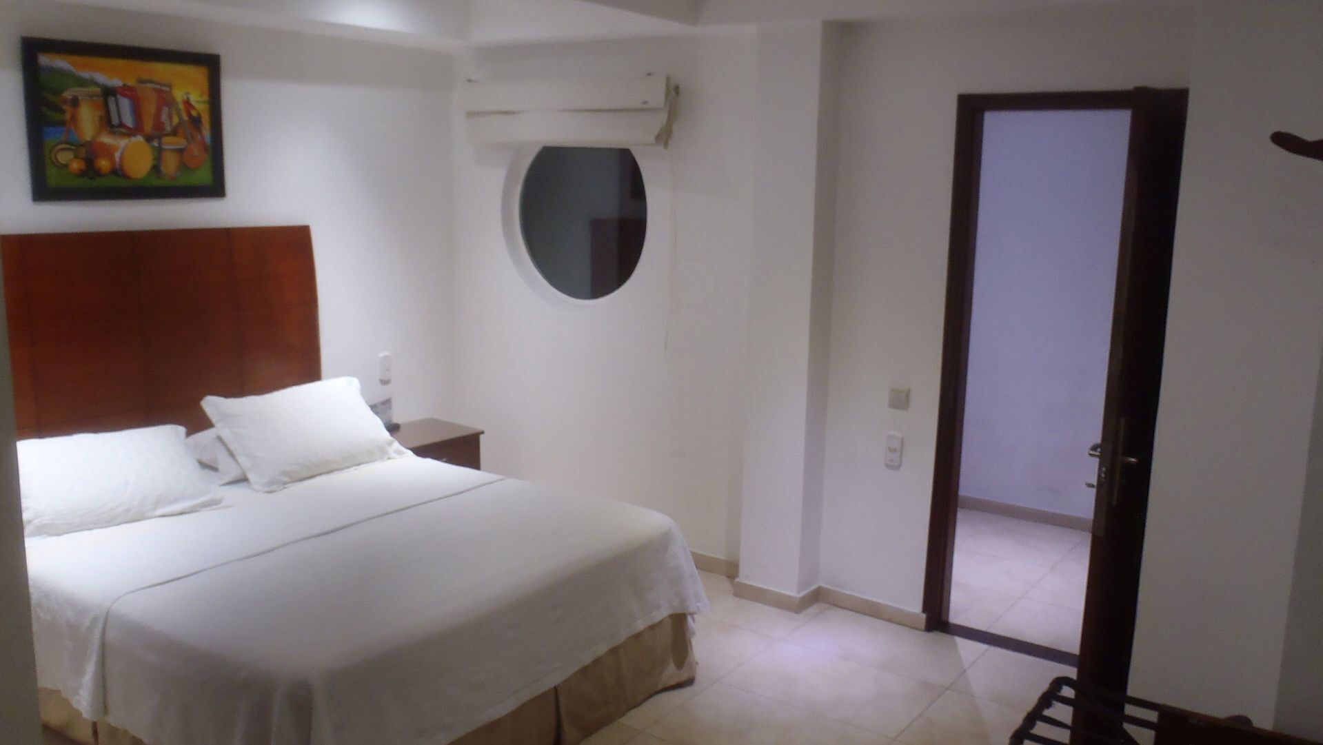 Caja de seguridad en la habitación, escritorio y cortinas blackout 