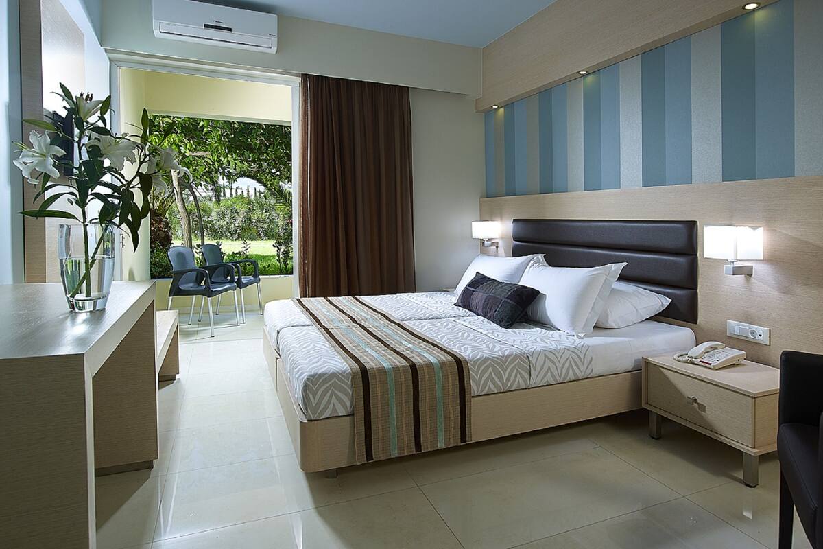 in-room safe, free wifi, bed sheets