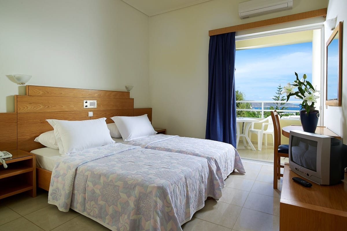 In-room safe, free WiFi, bed sheets