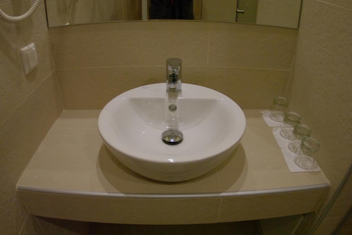 superior room, garden view | bathroom sink