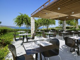 Breakfast and dinner served