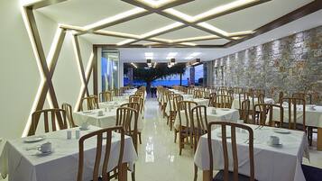 Desayuno buffet diario (EUR 10 por persona)