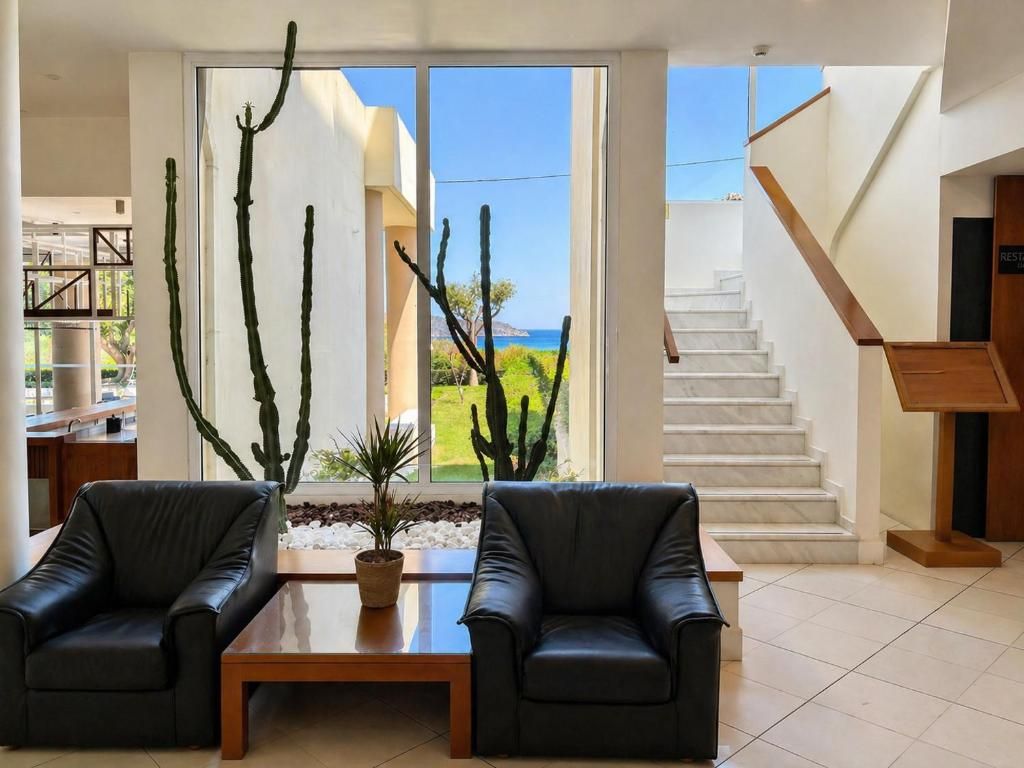 Ein modernes Wohnzimmer mit Glastür, die auf einen Balkon führt, zwei Ledersessel, ein Holztisch und eine Treppe.