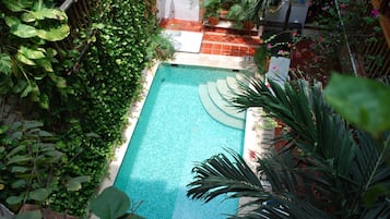 Utomhuspool med öppettider 09.00 till 21.00, och solstolar