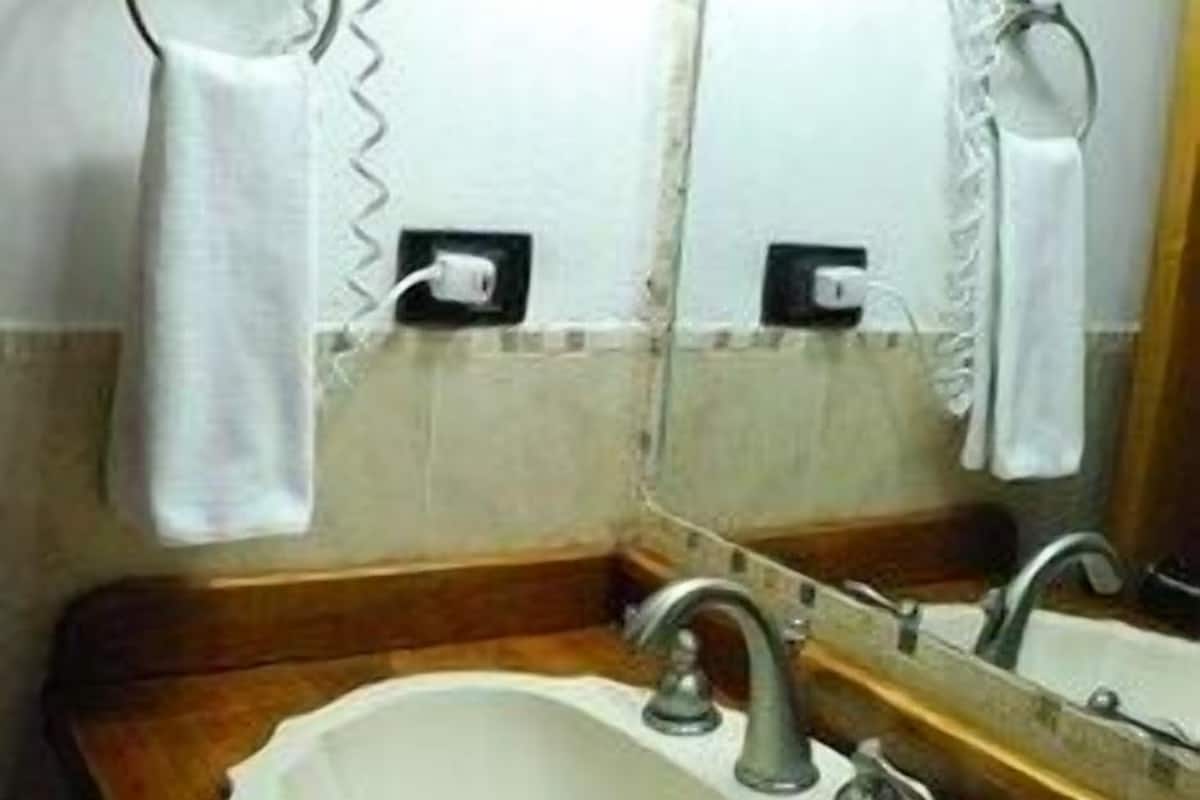 Badezimmer | Dusche, kostenlose Toilettenartikel, Haartrockner, Handtücher