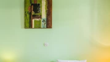 Habitación Confort con 1 cama matrimonial o 2 individuales, cocineta, vista al patio | Cortinas blackout, wifi gratis y ropa de cama