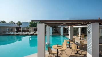 Piscine couverte, 2 piscines extérieures, parasols de plage