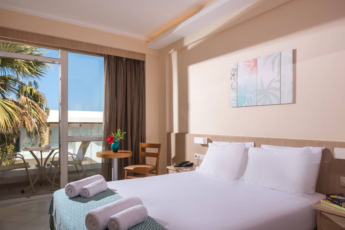 Dobbeltrom – standard | Memory foam-senger, safe på rommet, skrivebord og blendingsgardiner