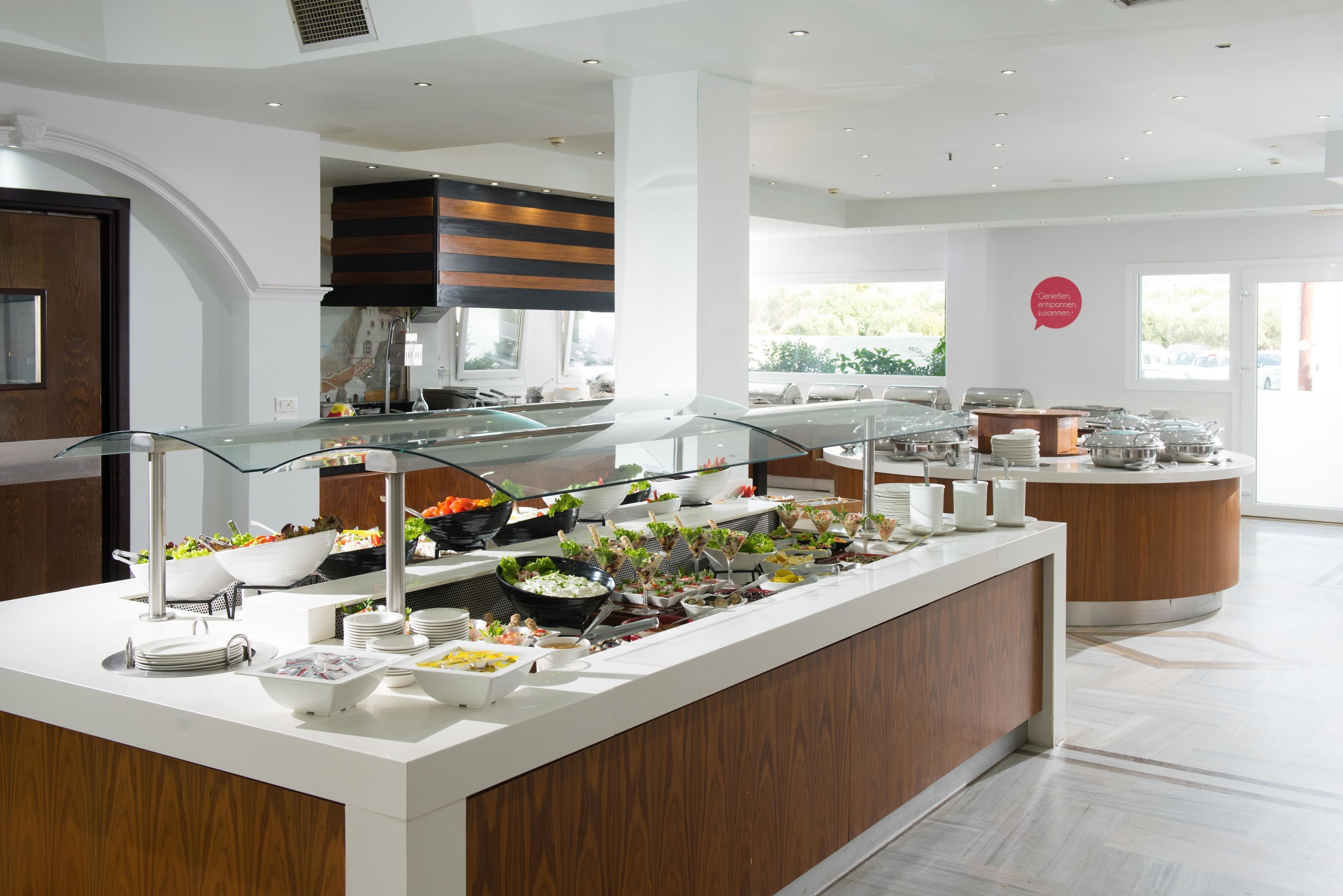 Un buffet moderne, avec une variété de plats et une vitrine réfrigérée.