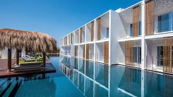 Piscina coberta, 2 piscines a l'aire lliure, para-sols i gandules