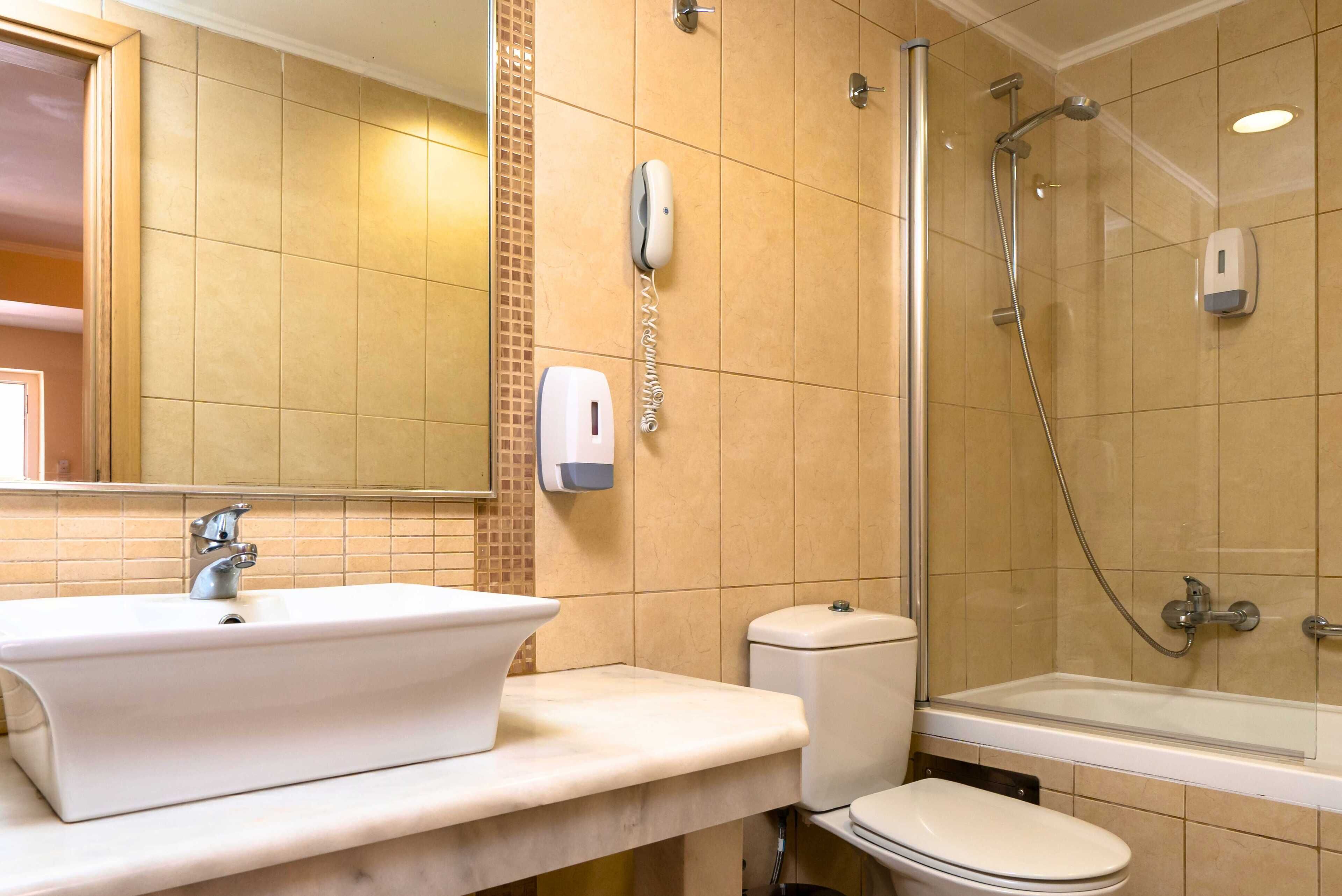 Een diep bad, gratis toiletartikelen, een haardroger, handdoeken