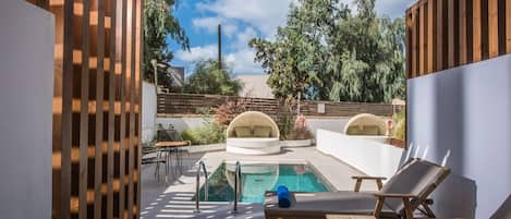 Superior dubbelrum - privat pool | 1 sovrum, memory foam-madrasser och värdeförvaringsskåp på rummet