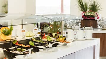 2 か所のレストラン、朝食、ランチ、ディナーに営業 (郷土料理と各国料理)