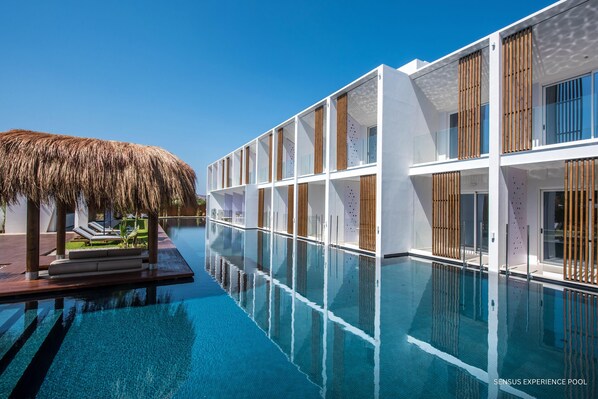 Una piscina techada, 2 piscinas al aire libre, sombrillas