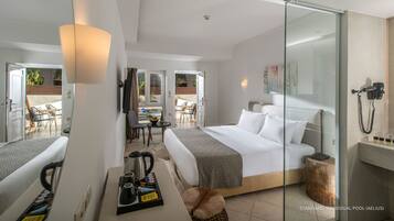 Quarto casal standard, piscina particular | Camas com colchões de espuma com sistema de memória, cofres nos quartos