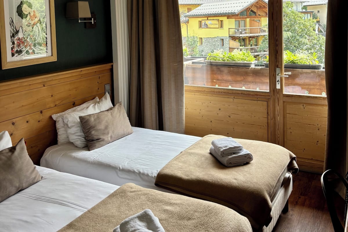 Standard Twin Room | Desk, blackout drapes, WiFi (free), bed sheets