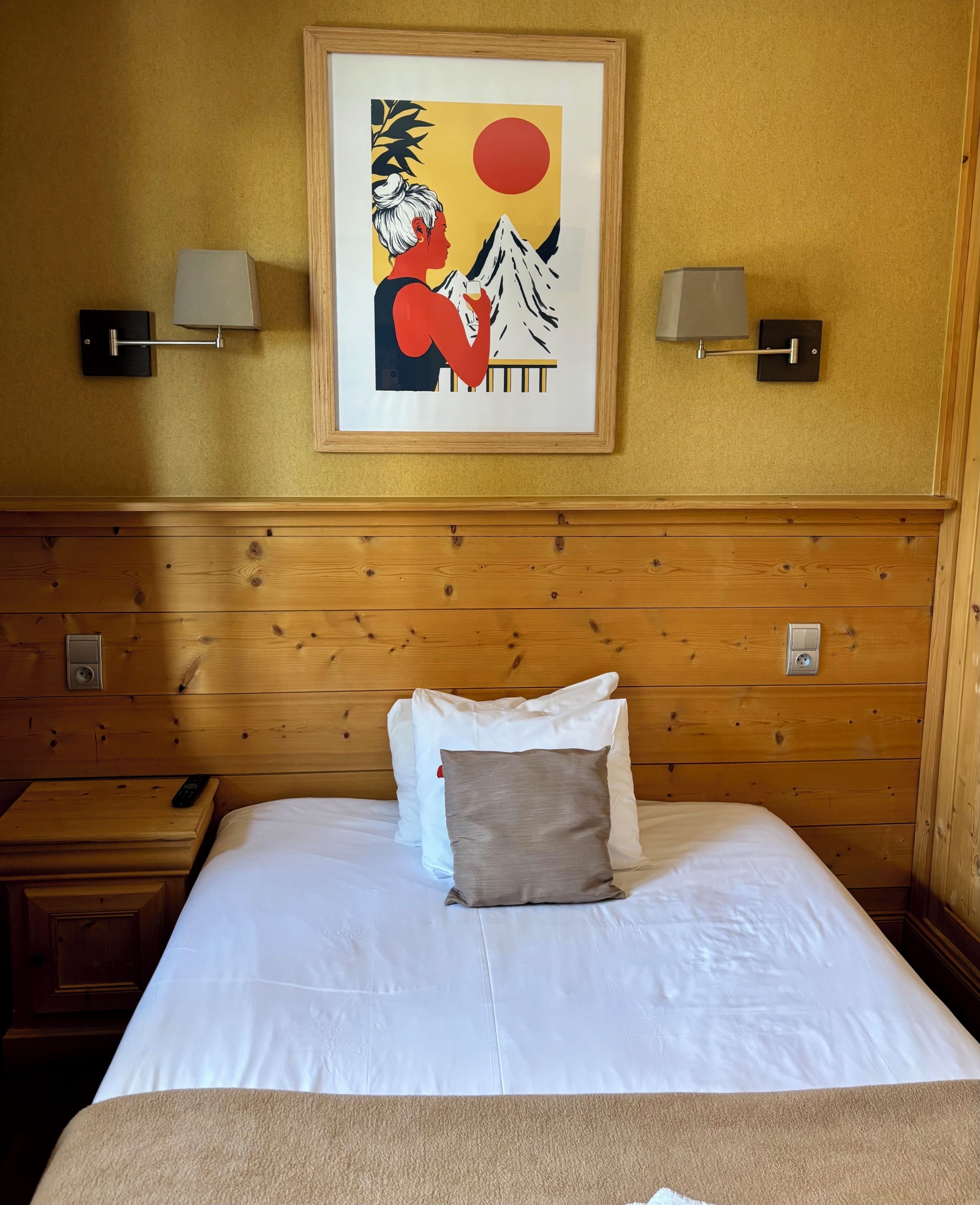 Smart Single | Desk, blackout drapes, free WiFi, bed sheets