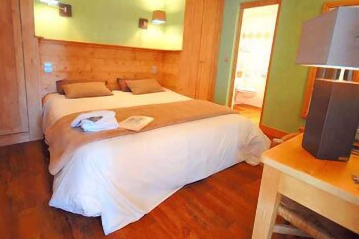 Escritorio, cortinas blackout, wifi gratis y ropa de cama