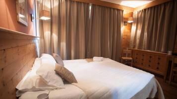 Desk, blackout drapes, free WiFi, bed sheets