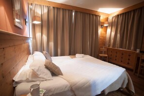 Escritorio, cortinas opacas, wifi gratis y ropa de cama